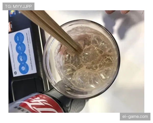 张博恒家的冰箱里居然塞满了蛋白粉，连饮料都喝零卡的